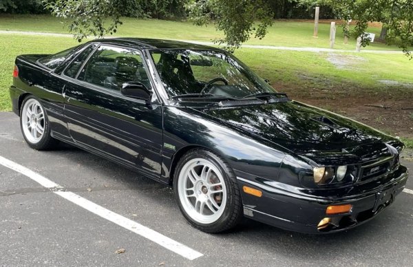 Период на производство: 1991-1992 г.
Първото поколение на Isuzu Impulse, известен също като Piazza на други пазари, е разработено от известния автомобилен дизайнер Джорджето Джуджаро. Насочваме светлината на прожекторите към второто поколение на Impulse, което излиза от фабриката между 1990 и 1992 г. Той е създаден вътрешно от Isuzu с подкрепата на General Motors.
Хечбек версията на Impulse се появява на американския пазар през 1990 г., но нейните 130 к.с. и 102 Hm въртящ момент не са достатъчни, за да развълнуват потребителите. През 1991 г.е представено купето RS с по-мощен 1,6-литров двигател с турбокомпресор, предлагащ 160 к.с. и 150 Hm въртящ момент.
Като цяло това е надеждна и достъпна спортна кола, но днес вече трудно може да се намери екземпляр, тъй като са произведени само няколко стотин бройки.
